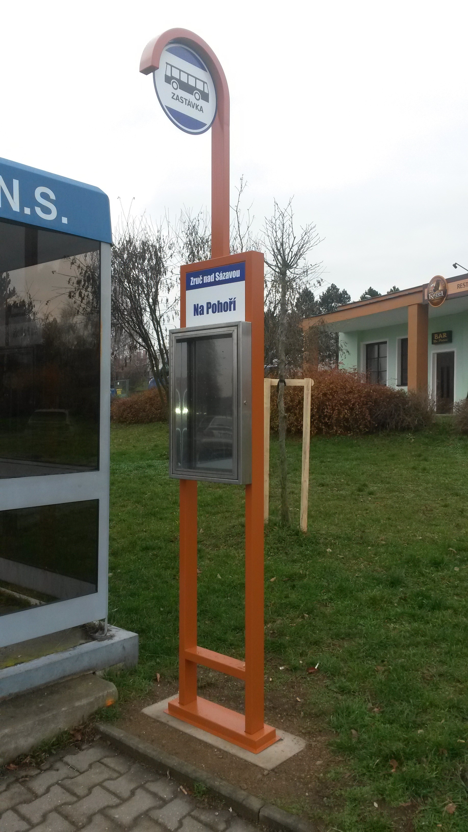 Komaxitované totemy k autobusovým zastávkám - město Zruč nad Sázavou