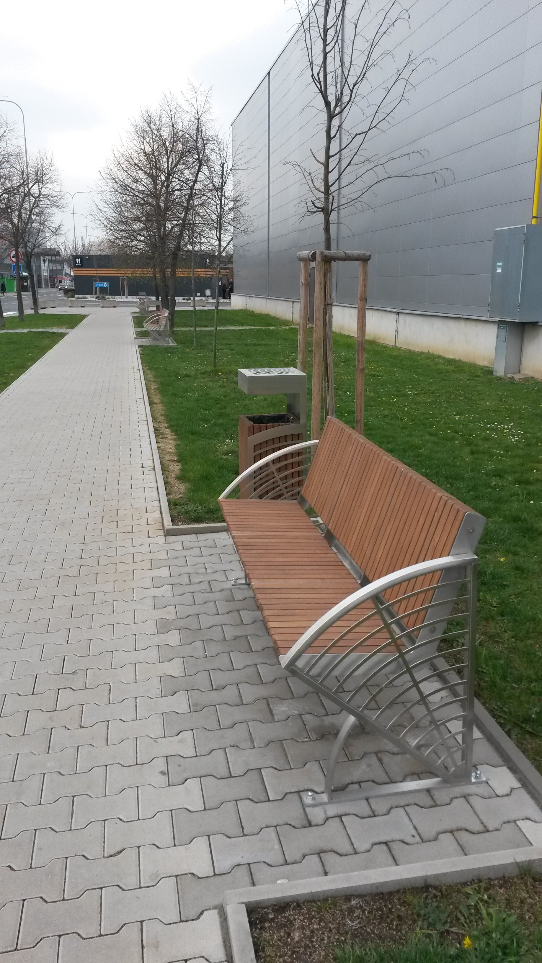 Odpadkové koše a lavičky - Avion Shopping Park Zličín