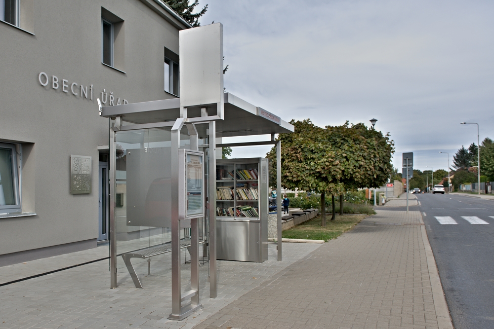 Autobusová zastávka vč. totemu - obec Vestec