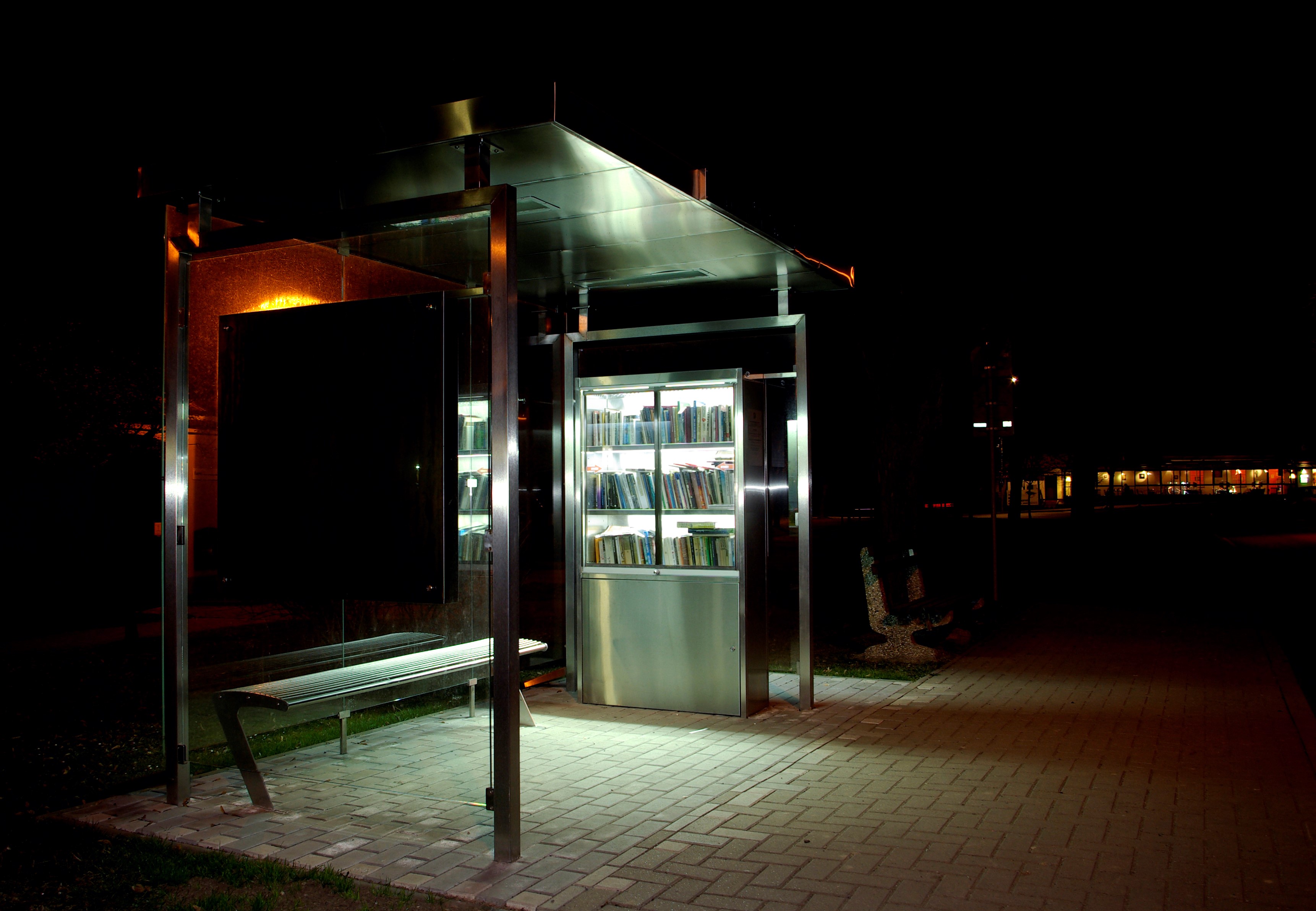 Autobusová zastávka v noci - obec Vestec